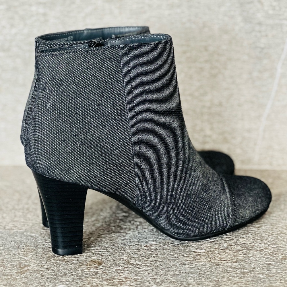 NWOT. AEROSOLES Scrole Book. Stylish Gray/Black denim Ankle Boots.